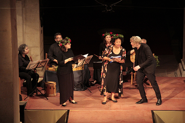 Enrico Fink in scena con Lucidarium durante un concerto
